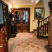 Entrada de la casa y escalera al primer piso 
