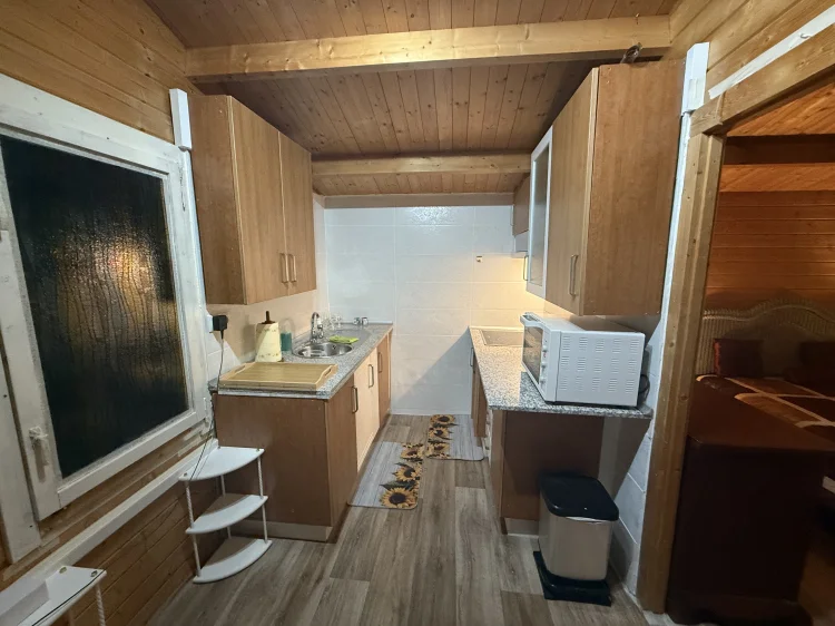Imagen de Cocina con horno nevera de microondas, vitro