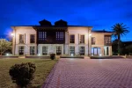 Fachada de la casa de noche