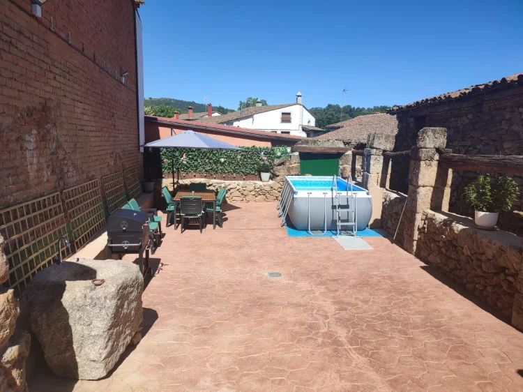 Imagen de Patio con piscina y barbacoa