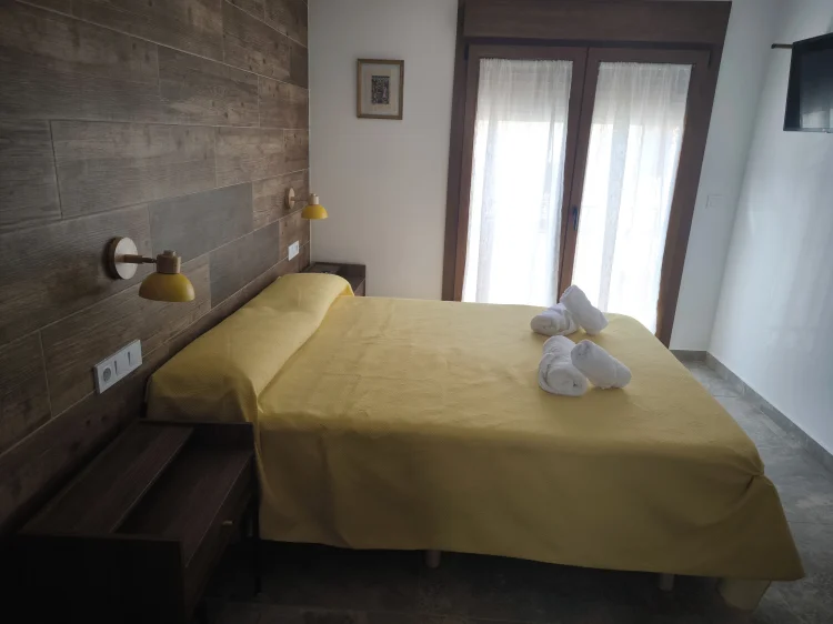 Imagen de Habitaci&oacute;n amarilla,cama150, dispone de ba&ntilde;o
