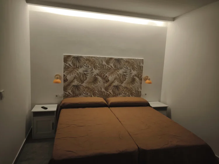 Imagen de Habitaci&oacute;n naranja,dos camas de 90,dispone de ba&ntilde;o.
