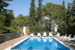 Disfruta de la naturaleza y la piscina con familia!!