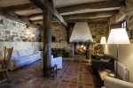 Amplio salón con chimenea