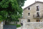 Exterior de la casa y nogala
