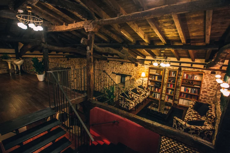 Imagen de Sala de lectura y biblioteca desde escalera