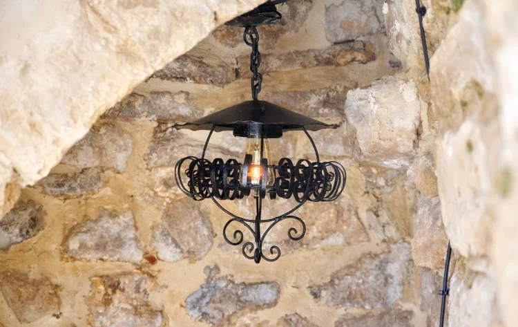Imagen de Detalle lámpara bodega.