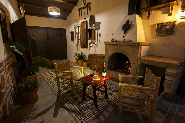 Imagen de Porche de entrada con chimenea