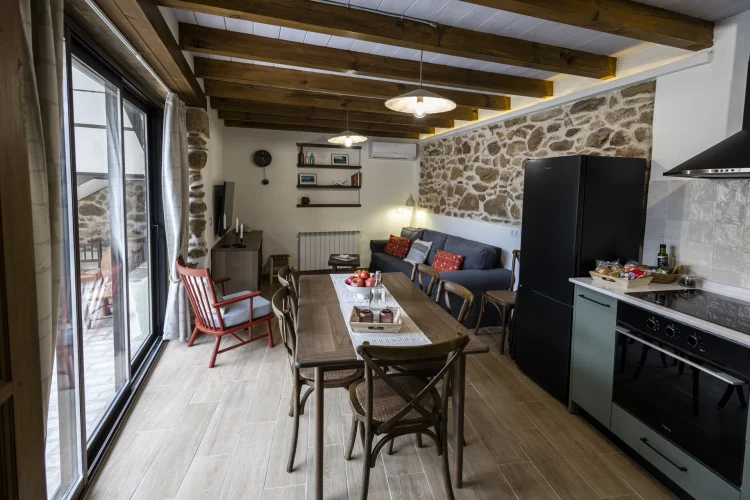 Imagen de Comedor- cocina con acceso directo al patio, con sof&aacute; cama de 140cm 