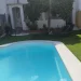piscina en jardín trasero