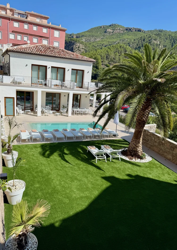 Imagen de vista jad&iacute;n y piscina