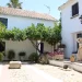 El patio con nuestra casa a la izquierda y la Casa de Familia a la derecha.