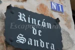 Placa situada en la fachada principal de la casa con el nombre de ésta