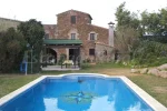 Fachada con piscina