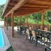 Piscina - zona bbq con vista a la montaña