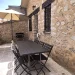 patio privado con mesa sillas parasol y barbacoa