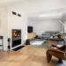 Maravilloso salón principal con chimenea y gran sofá
