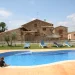 Vista de la piscina i  de la casa rural de les Pletes