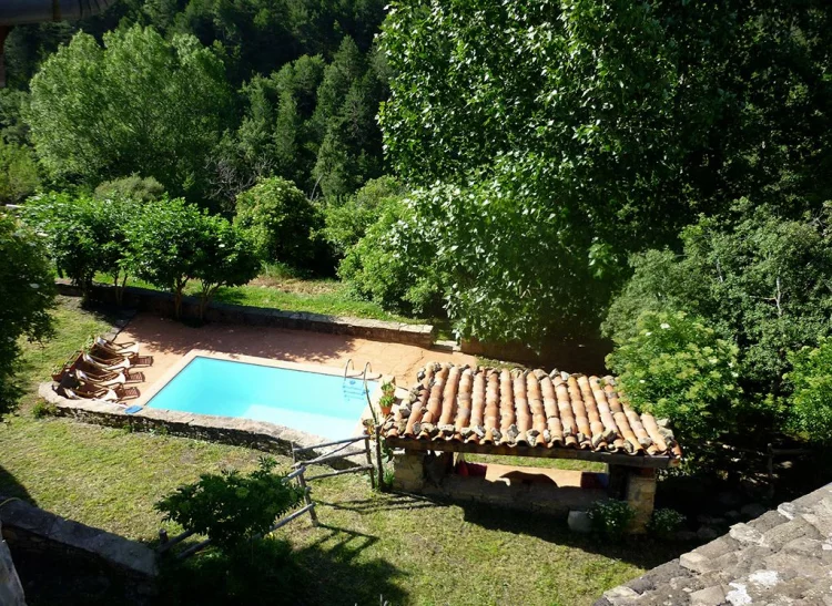Imagen de La piscina desde la casa principal