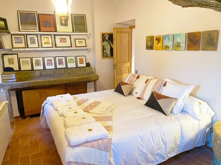 Imagen de Habitación antigua Cocina. Con chimenea, zona de cocción, antiguo lava platos, chaise long, chimenea.