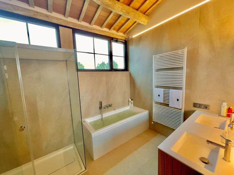 Imagen de Baño con banñera hidromasaje y sauna