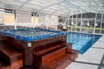Jacuzzi junto a la piscina cubierta
