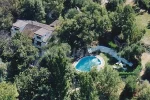 ¡Casa rural con piscina privada en bosque con río!