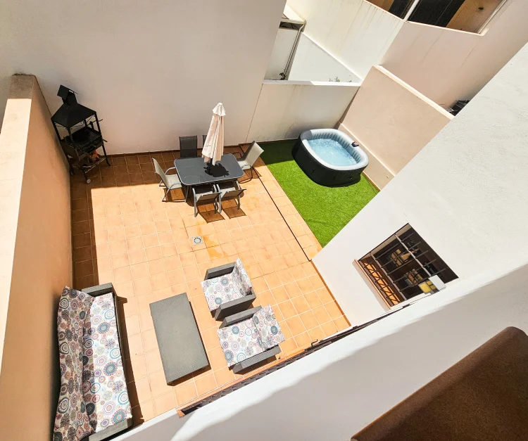 Imagen de Terraza con Jacuzzi, Barbacoa y Zona Sofas