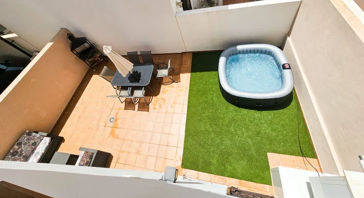Imagen de Terraza con Jacuzzi, Barbacoa y Zona Sofas