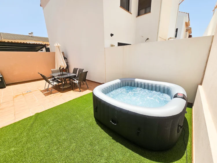 Imagen de Terraza con Jacuzzi, Barbacoa y Zona Sofas