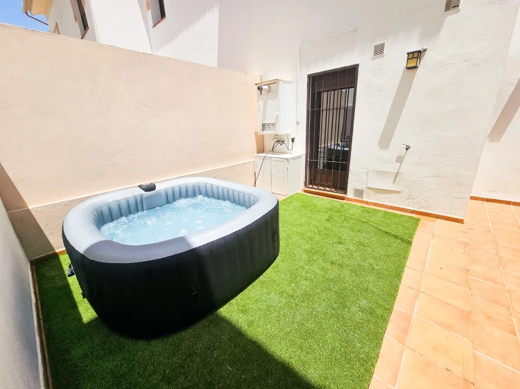 Imagen de Terraza con Jacuzzi, Barbacoa y Zona Sofas