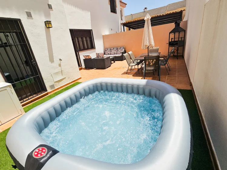 Imagen de Terraza con Jacuzzi, Barbacoa y Zona Sofas