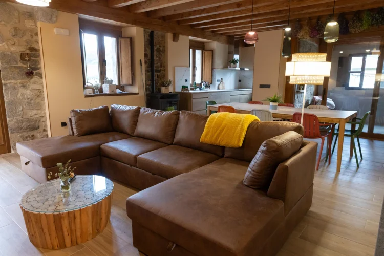 Imagen de Salon-comedor y la cocina y terraza al fondo