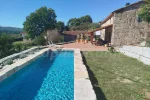 Casa de piedra con piscina entre Castaños