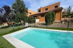 Casa con precioso jardín y piscina 
