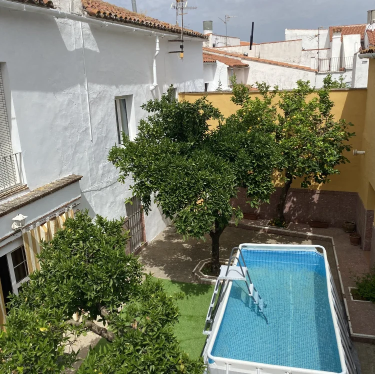Imagen de Piscina instalada en el patio en temporada de verano.