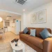 Salon con cocina office, mesa, sofa cama, Smart TV y AA.