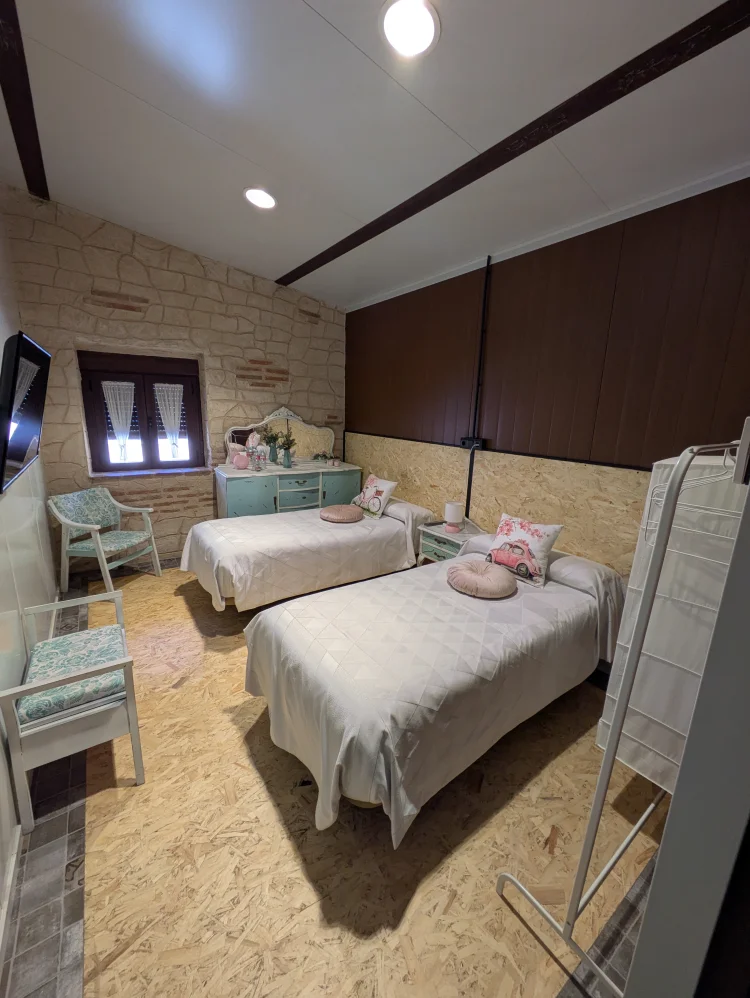 Imagen de Habitación luminosa y acogedora con dos camas individuales, ideal para compartir en familia o con amigos.
