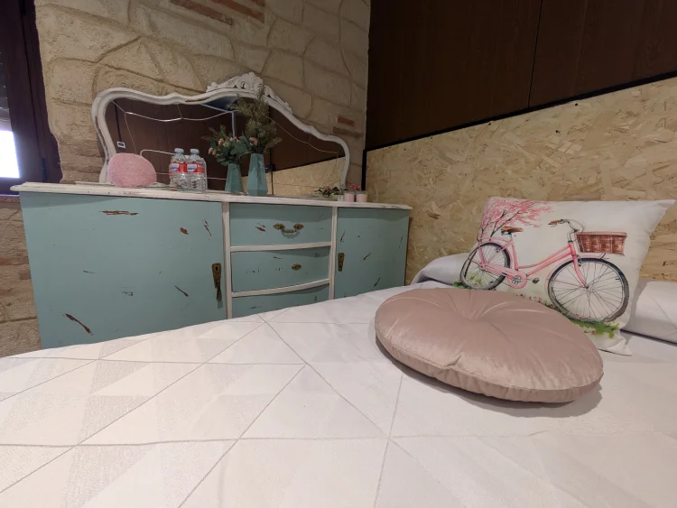 Imagen de Un rincón lleno de encanto, con un mueble antiguo restaurado que aporta personalidad al espacio.
