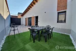 fachada patio y zona barbacoa